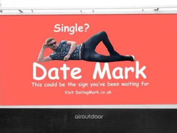 Un británico compra una valla publicitaria y pone una imagen suya para encontrar pareja