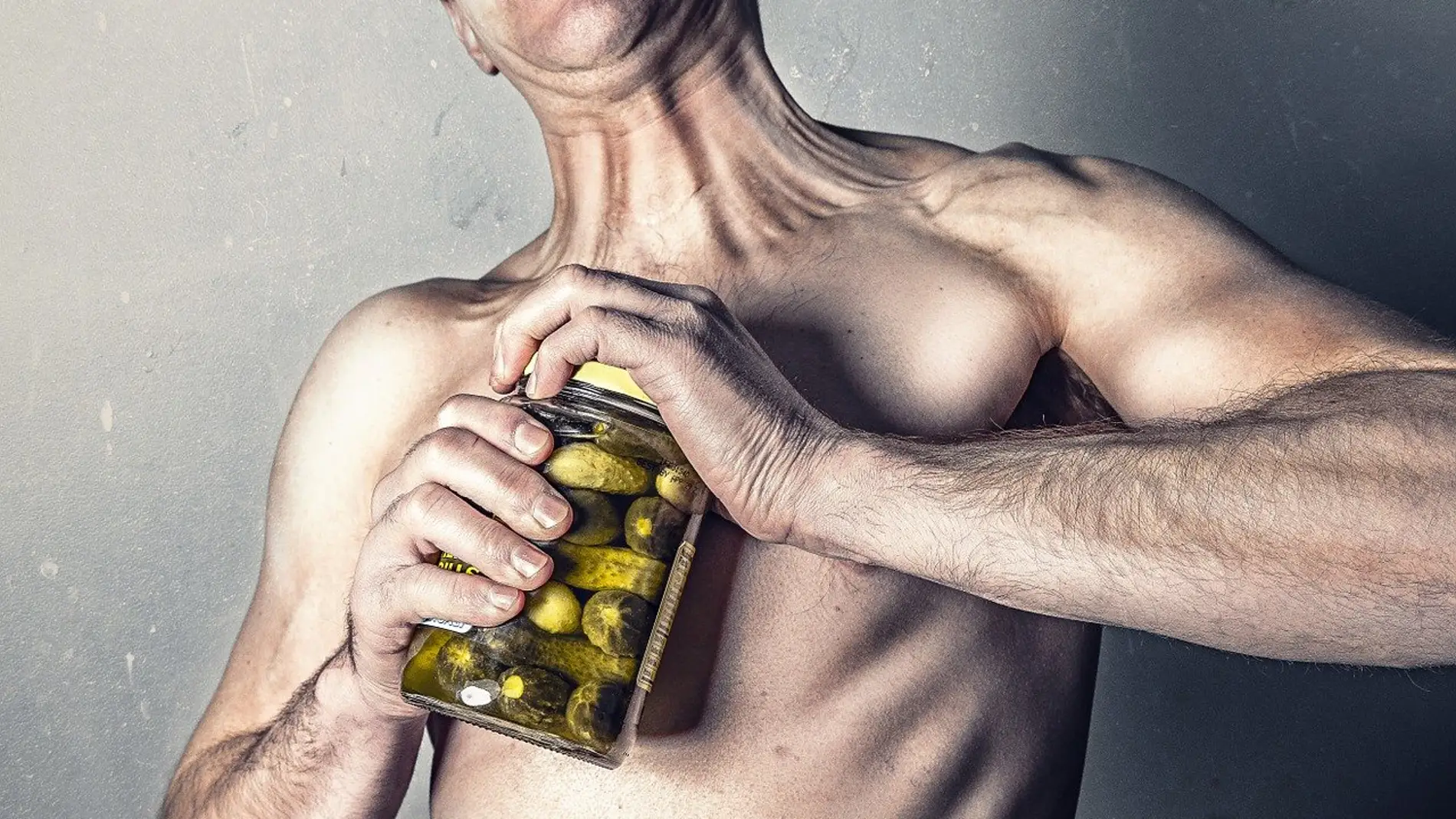 Hombre intentando abrir un frasco