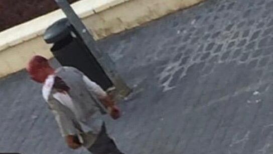Una mujer golpea al presunto violador de su sobrina