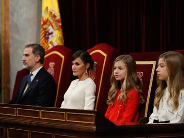 La Familia Real durante la apertura de las Cortes La Familia Real durante la apertura de las Cortes