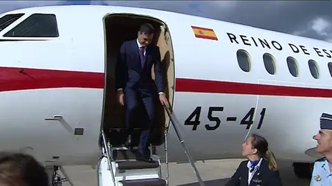 Pedro Sánchez saliendo del Falcon Veinte millones para el mantenimiento de los aviones Falcon y helicópteros VIP oficiales