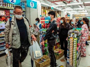 Imagen de chinos con mascarillas en un supermercado