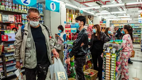 Imagen de chinos con mascarillas en un supermercado Imagen de chinos con mascarillas en un supermercado