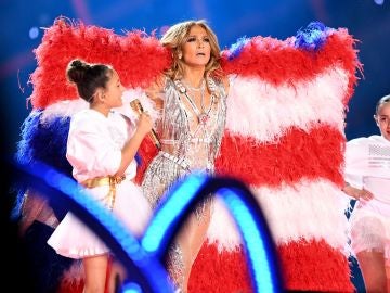 Jennifer López, en plena actuación en la Super Bowl junto a su hija
