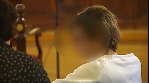 La mujer que se inventó que le habían echado pegamento en la vagina sufre una crisis de ansiedad durante el juicio La mujer que se inventó que le habían echado pegamento en la vagina sufre una crisis de ansiedad durante el juicio