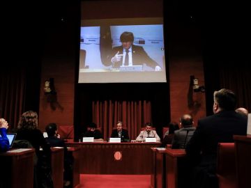 Carles Puigdemont declara por videoconferencia en el Parlament