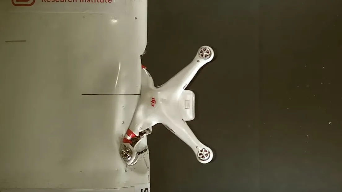 Recreaci&oacute;n del impacto de un dron contra una avioneta