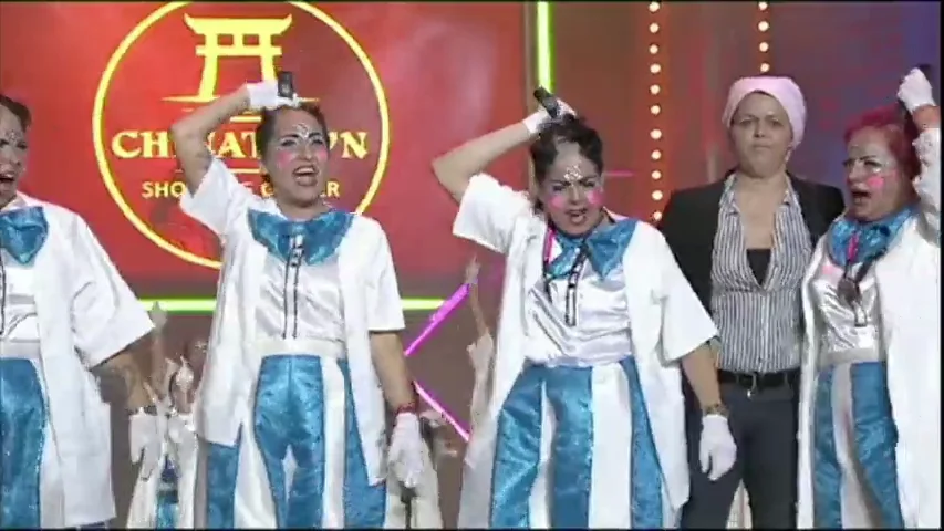 Las componentes de una murga de Santa Cruz de Tenerife se rapan el pelo en el escenario para reivindicar una sanidad humanizada