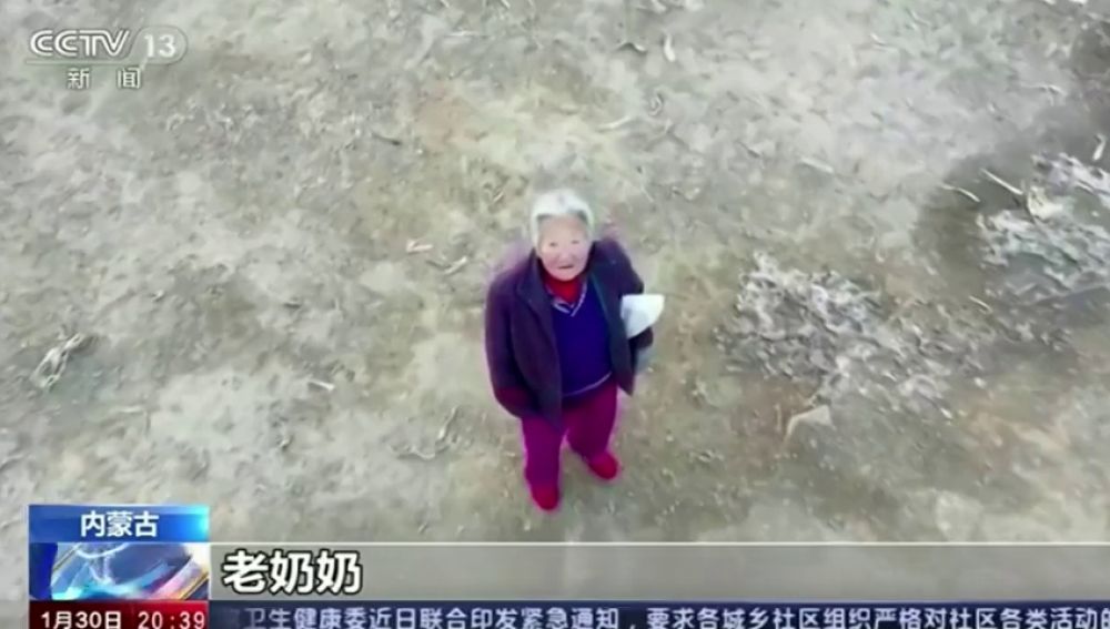 Un dron avisa a una anciana de que debe estar en casa por la cuarentena del coronavirus