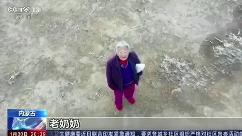 Un dron avisa a una anciana de que debe estar en casa por la cuarentena del coronavirus Un dron avisa a una anciana de que debe estar en casa por la cuarentena del coronavirus