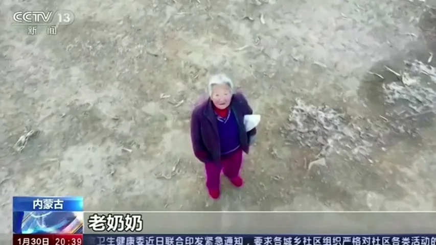 Un dron avisa a una anciana de que debe estar en casa por la cuarentena del coronavirus Un dron avisa a una anciana de que debe estar en casa por la cuarentena del coronavirus