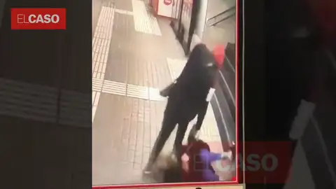 Brutal agresión a una mujer para robarle el bolso en el Metro de Barcelona Brutal agresión a una mujer para robarle el bolso en el Metro de Barcelona