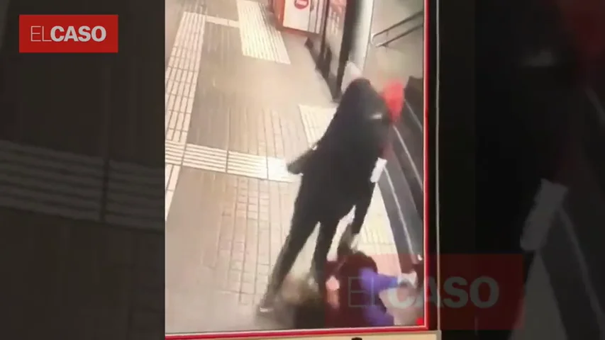 Brutal agresión a una mujer para robarle el bolso en el Metro de Barcelona Brutal agresión a una mujer para robarle el bolso en el Metro de Barcelona