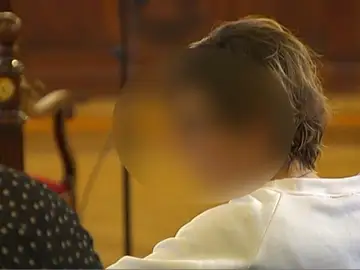 La mujer que se inventó que le habían echado pegamento en la vagina sufre una crisis de ansiedad durante el juicio La mujer que se inventó que le habían echado pegamento en la vagina sufre una crisis de ansiedad durante el juicio