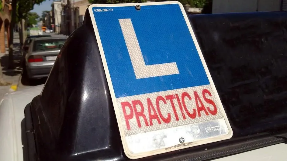 Coche de prácticas de una autoescuela. Coche de prácticas de una autoescuela.