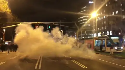 Un millar de trabajadores de Nissan protestan en Barcelona y cortan la Diagonal Un millar de trabajadores de Nissan protestan en Barcelona y cortan la Diagonal