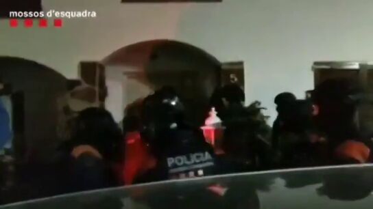 El momento en el que los Mossos irrumpen en una vivienda en una operaci&oacute;n contra el narcotr&aacute;fico y el blanqueo de capitales