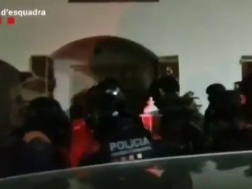 El momento en el que los Mossos irrumpen en una vivienda en una operación contra el narcotráfico y el blanqueo de capitales