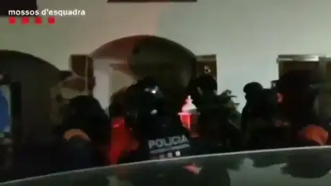 El momento en el que los Mossos irrumpen en una vivienda en una operación contra el narcotráfico y el blanqueo de capitales El momento en el que los Mossos irrumpen en una vivienda en una operación contra el narcotráfico y el blanqueo de capitales