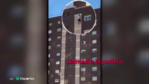 Un joven británico se juega la vida escalando un edificio de Benidorm Un joven británico se juega la vida escalando un edificio de Benidorm