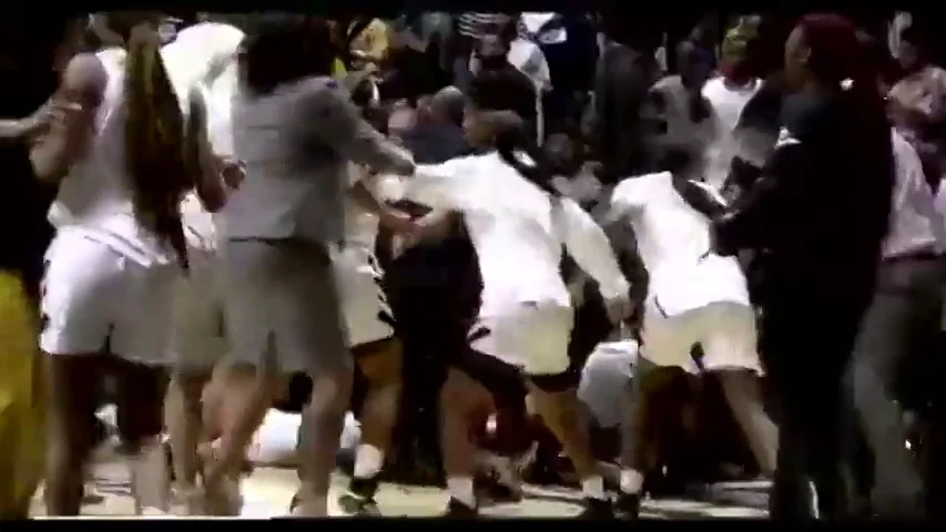 Brutal pelea en un partido de baloncesto femenino en Estados Unidos Brutal pelea en un partido de baloncesto femenino en Estados Unidos