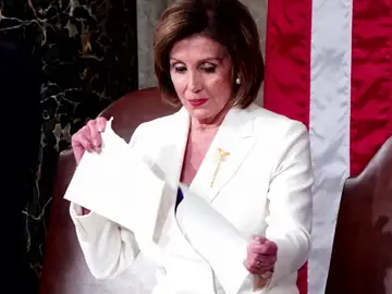 Nancy Pelosi rompe los papeles del discurso de Donald Trump Nancy Pelosi rompe los papeles del discurso de Donald Trump