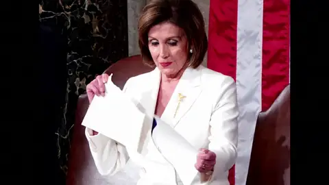 Nancy Pelosi rompe los papeles del discurso de Donald Trump Nancy Pelosi rompe los papeles del discurso de Donald Trump