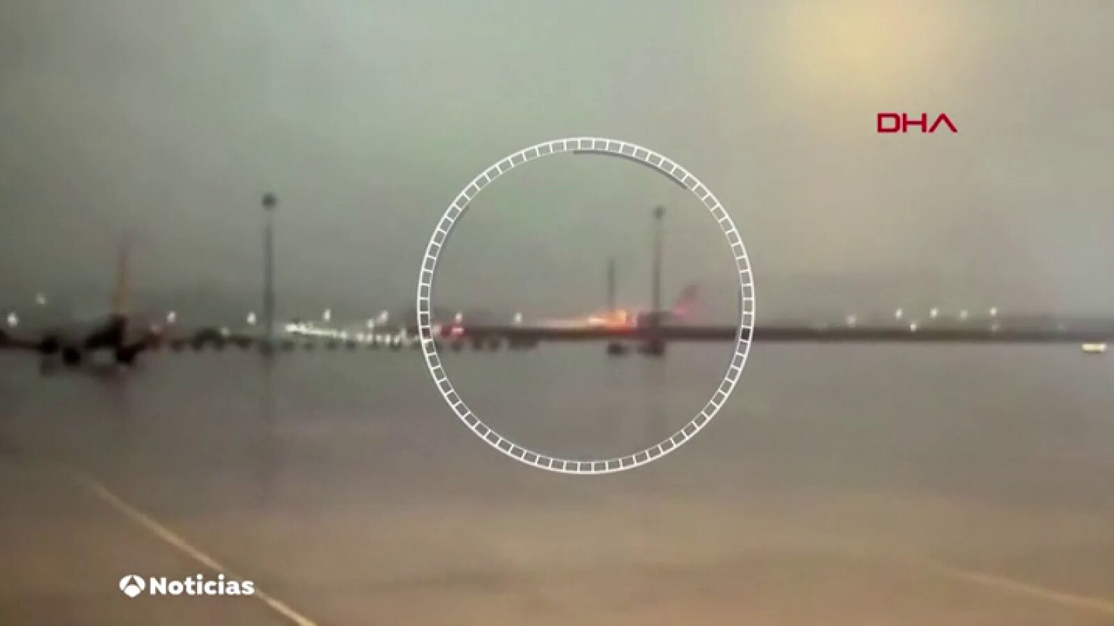 El momento en el que el avión de pasajeros de Estambul aterriza bajo una intensa lluvia y se parte en tres