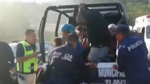 Un fallecido y 81 heridos al volcar un camión en México Un fallecido y 81 heridos al volcar un camión en México
