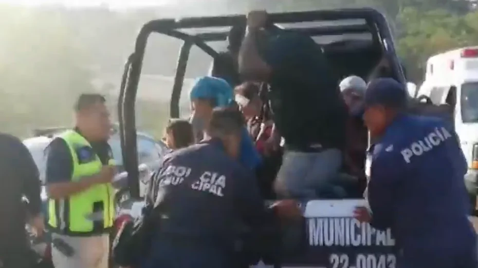 Un fallecido y 81 heridos al volcar un cami&oacute;n en M&eacute;xico