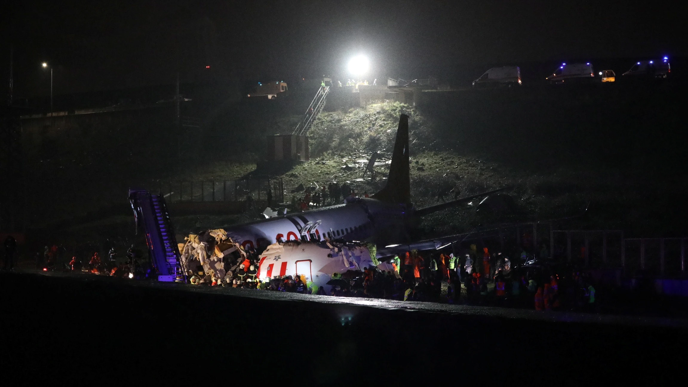 El avión que se ha partido en tres en Estambul El avión que se ha partido en tres en Estambul