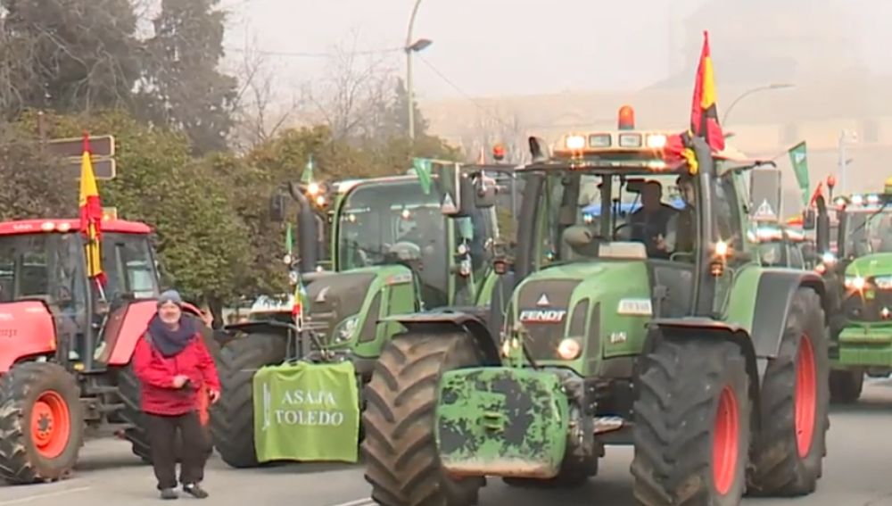 Agricultores y ganadores protestan ante el ministerio 