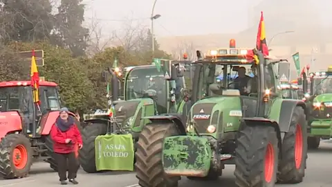 Agricultores y ganadores protestan ante el ministerio Agricultores y ganadores protestan ante el ministerio