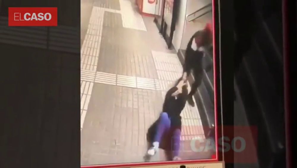 Una mujer recibe una brutal paliza en el Metro de Barcelona pero el carterista no consigue llevarse el bolso