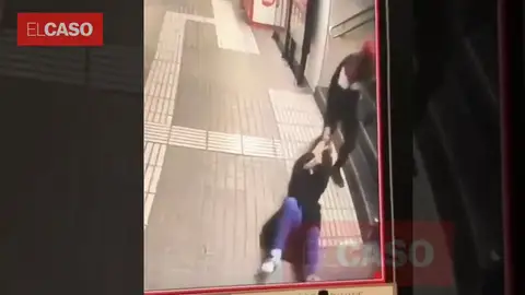 Una mujer recibe una brutal paliza en el Metro de Barcelona pero el carterista no consigue llevarse el bolso Una mujer recibe una brutal paliza en el Metro de Barcelona pero el carterista no consigue llevarse el bolso