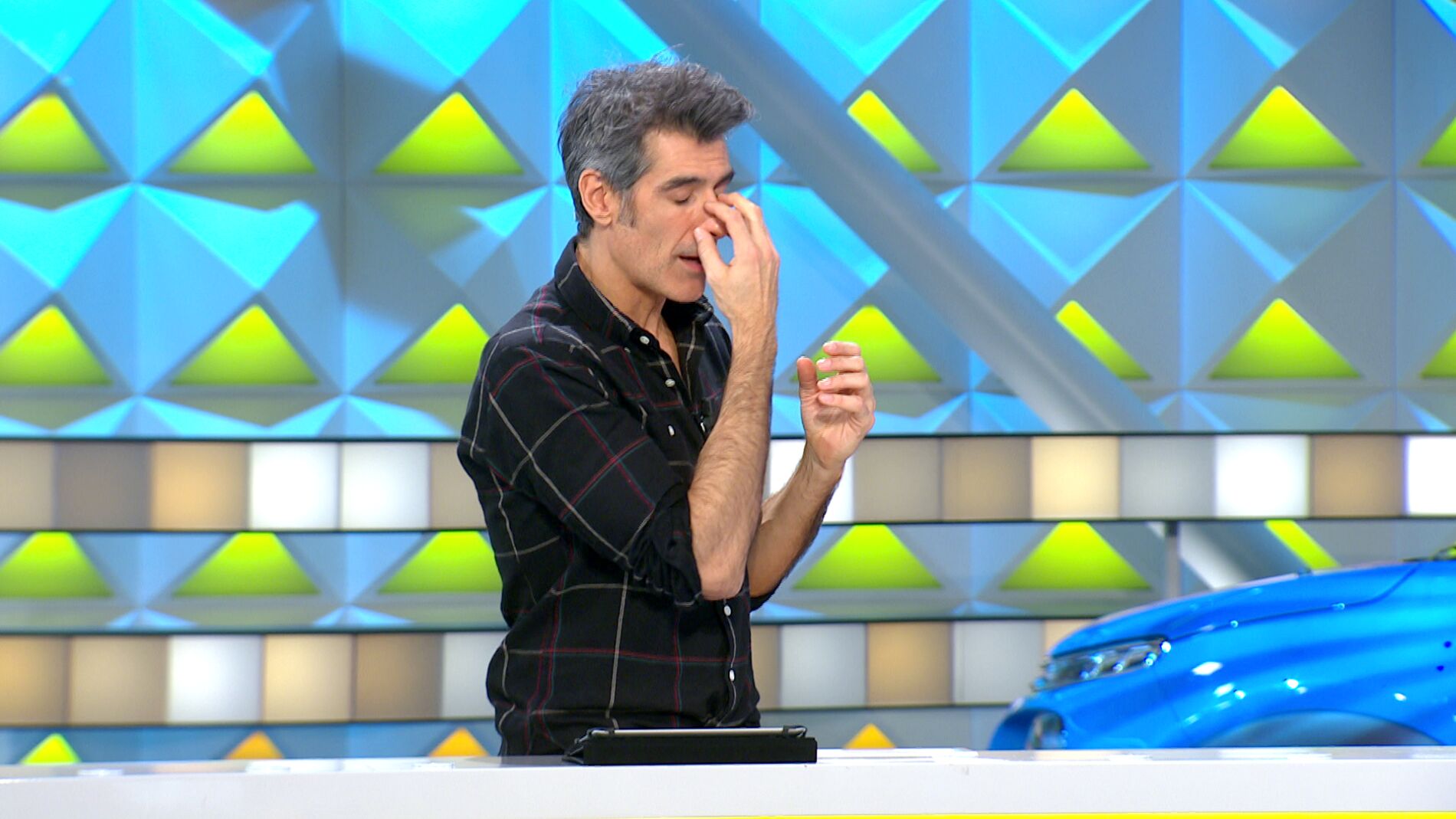 Jorge Fern&aacute;ndez, sorprendido con el nuevo invento descubierto en 'La ruleta de la suerte'