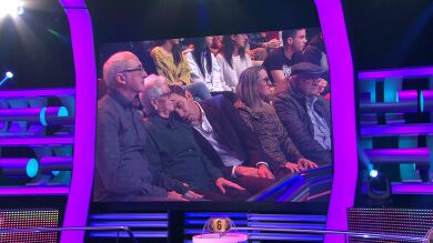 Las fotos que delatan a Arturo Valls: se queda dormido mientras ve la televisión