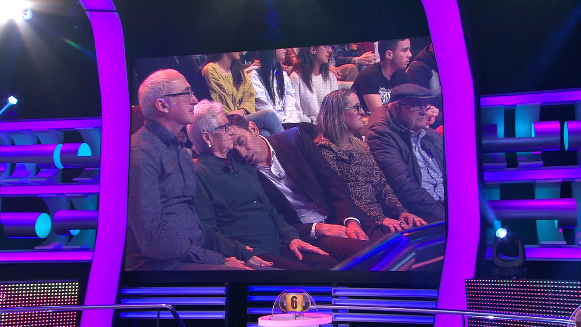 Las fotos que delatan a Arturo Valls: se queda dormido mientras ve 'El secreto de Puente viejo'