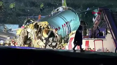 Imagen del avión que se partió en tres en Estambul Imagen del avión que se partió en tres en Estambul