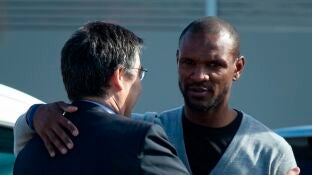 Bartomeu y Abidal se saludan en la Ciudad Deportiva del FC Barcelona