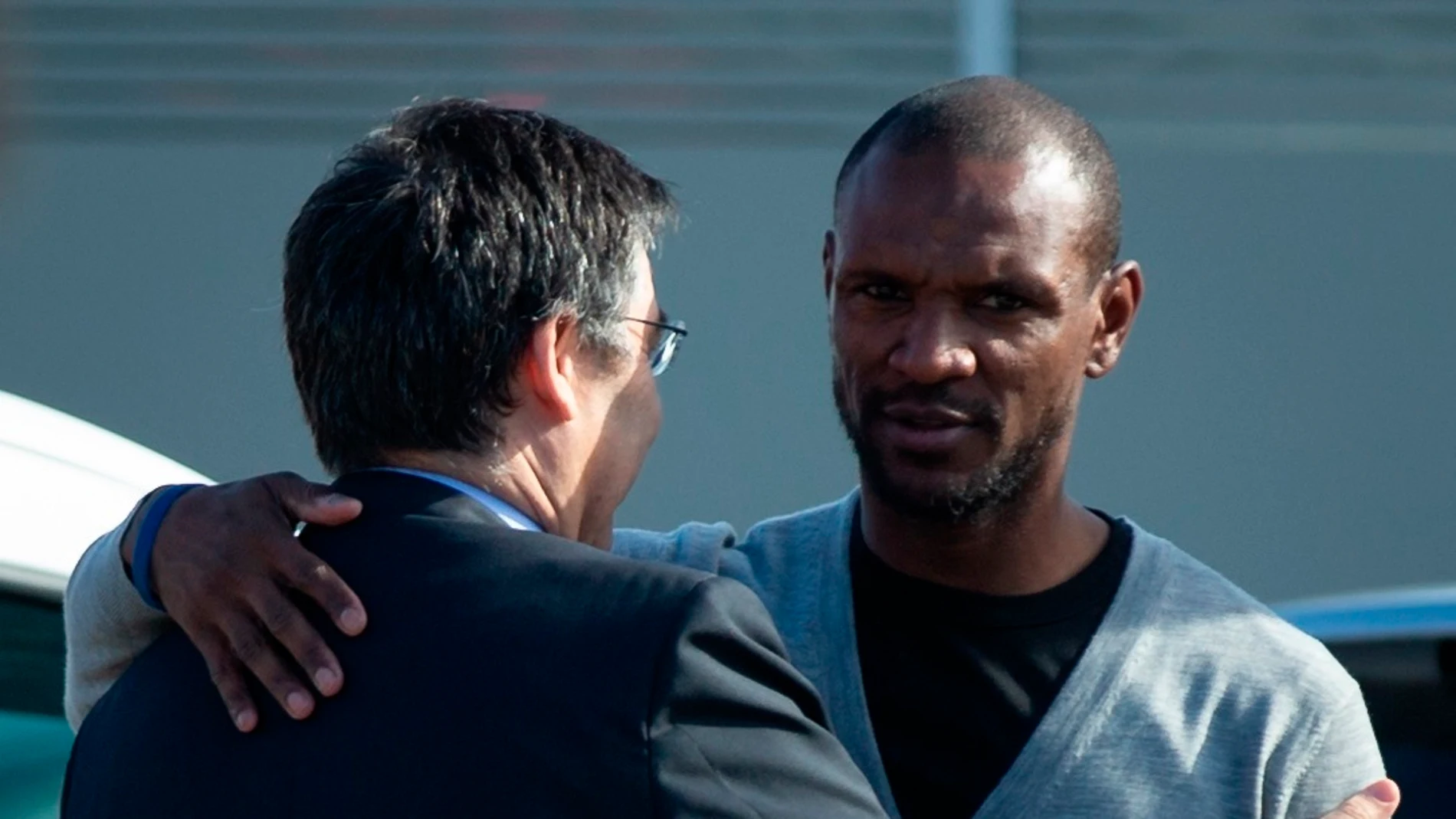 Bartomeu y Abidal se saludan en la Ciudad Deportiva del FC Barcelona Bartomeu y Abidal se saludan en la Ciudad Deportiva del FC Barcelona