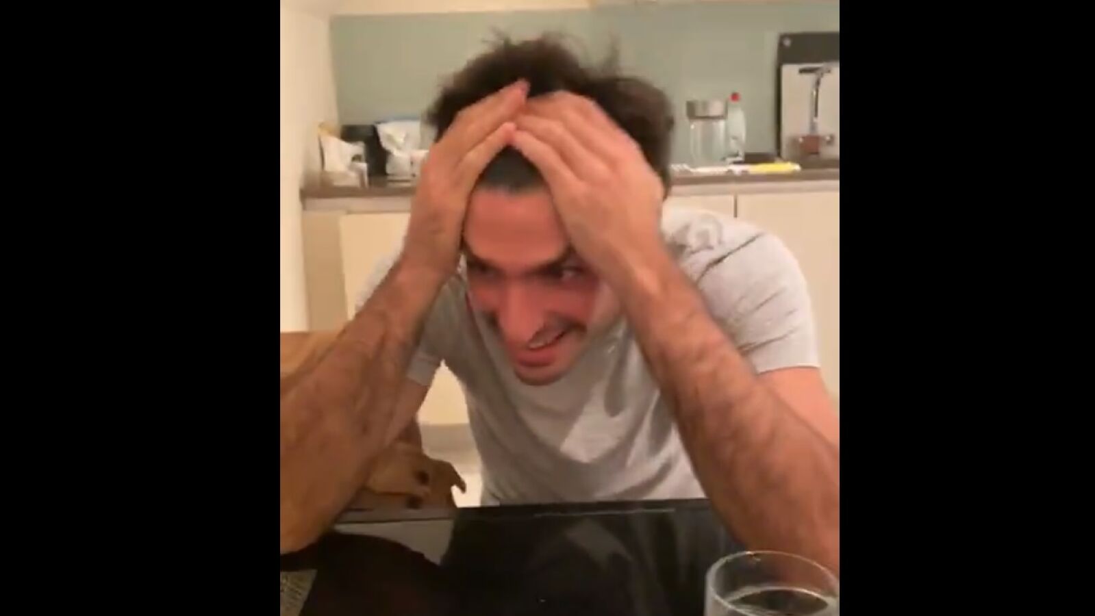 La incredulidad de Carlos Sainz al ver a su padre cantar 'Marco' en 'El Hormiguero 3.0' 