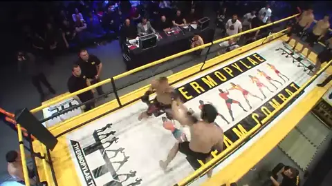 Combate de las Termópilas: la brutalidad del 'rey de la pista' del kickboxing Combate de las Termópilas: la brutalidad del 'rey de la pista' del kickboxing
