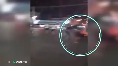 El escalofriante momento del mortal atropello a Jorge Mora, hincha del Colo-Colo, por parte de un furgón policial El escalofriante momento del mortal atropello a Jorge Mora, hincha del Colo-Colo, por parte de un furgón policial