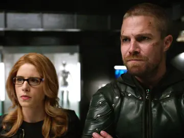 Stephen Amell y Emily Bett Rickards en 'Arrow' Stephen Amell y Emily Bett Rickards en 'Arrow'