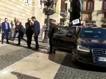 Pitidos durante el saludo entre Pedro Sánchez y Quim Torra Pitidos durante el saludo entre Pedro Sánchez y Quim Torra