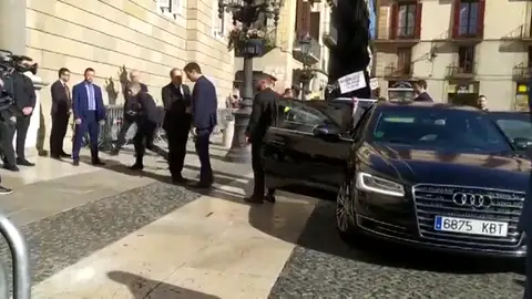 Pitidos durante el saludo entre Pedro Sánchez y Quim Torra Pitidos durante el saludo entre Pedro Sánchez y Quim Torra