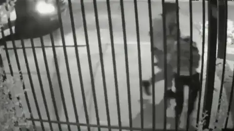 Varios carabineros propinan una paliza a un joven Varios carabineros propinan una paliza a un joven