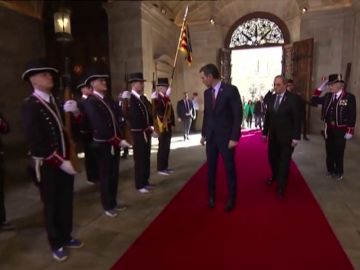Banderas, gestos y saludos en la Generalitat