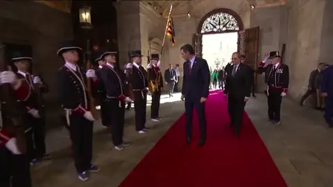 Banderas, gestos y saludos en la Generalitat Banderas, gestos y saludos en la Generalitat
